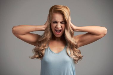 Gözleri kapalı ve elleri kulaklarıyla kapsayan ile bağırarak genç kadın portresi