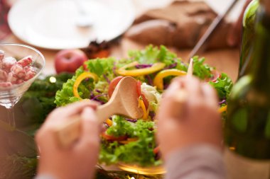 Tahta kaşıkla sağlıklı salata karıştırma kişi