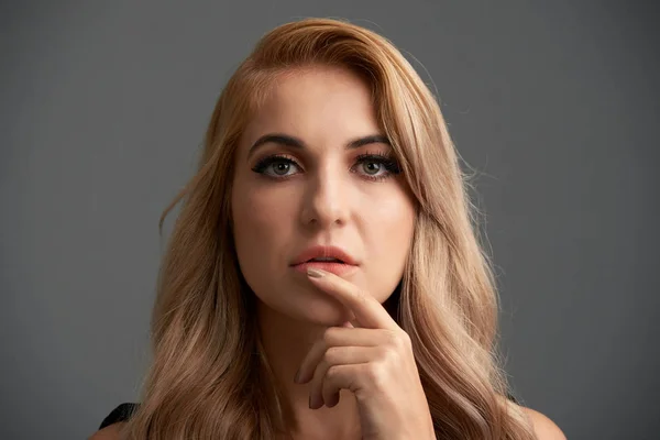 Närbild Porträtt Vackra Sexiga Modell Med Blont Hår Och Kvällsmakeup — Stockfoto