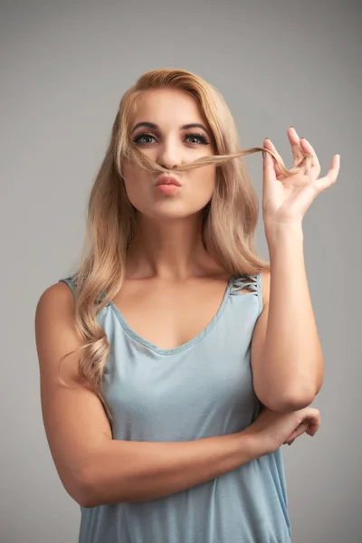 Retrato Mujer Juguetona Poniendo Mechón Pelo Cara Como Bigote —  Fotos de Stock