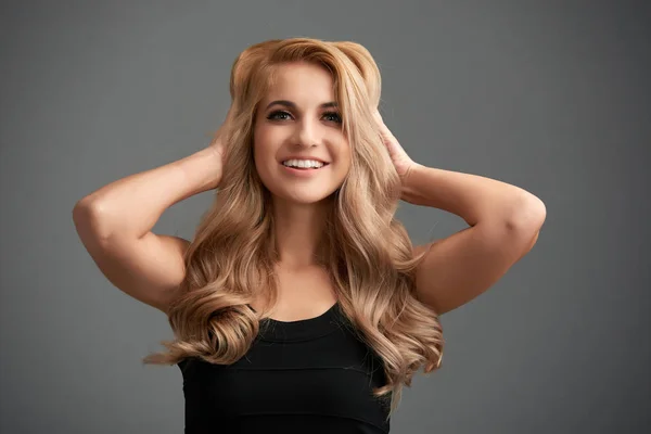 Portrét Veselá Mladá Profesionální Model Úpravou Její Krásné Blond Vlasy — Stock fotografie