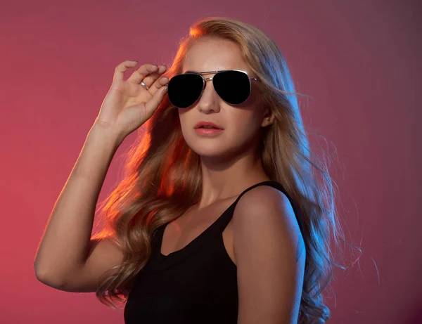 Jovem Loira Cabelos Modelo Moda Vestindo Top Preto Óculos Sol — Fotografia de Stock