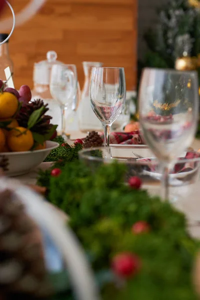 Copos Vinho Vazios Mesa Prontos Para Jantar Natal — Fotografia de Stock