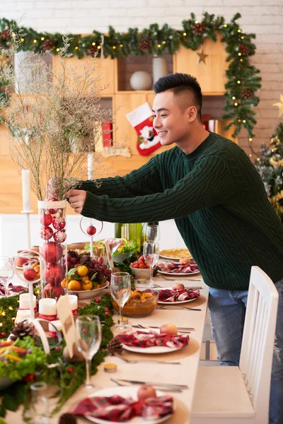 Vietnamita Jovem Colocando Vaso Com Bugigangas Mesa Jantar Natal — Fotografia de Stock