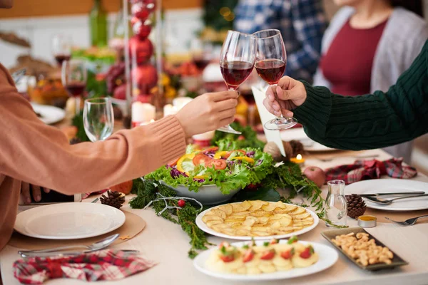 Gente Tintineando Vasos Con Vino Cena Navidad —  Fotos de Stock