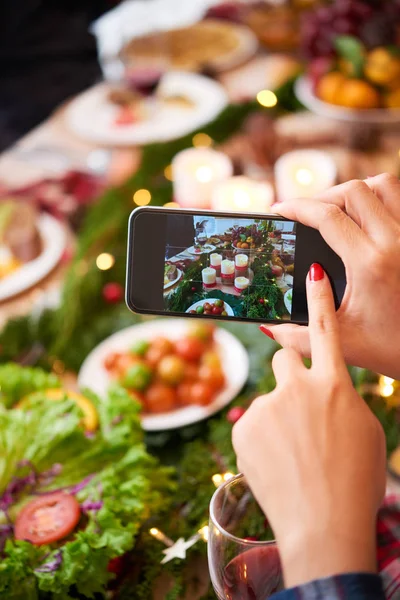 Händerna Kvinnan Att Foto Julbordet Med Sin Smartphone — Stockfoto