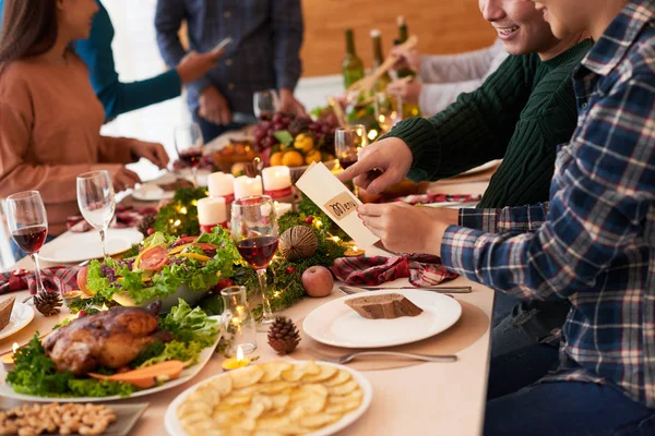 Pareja Leyendo Menús Juntos Cena Navidad —  Fotos de Stock