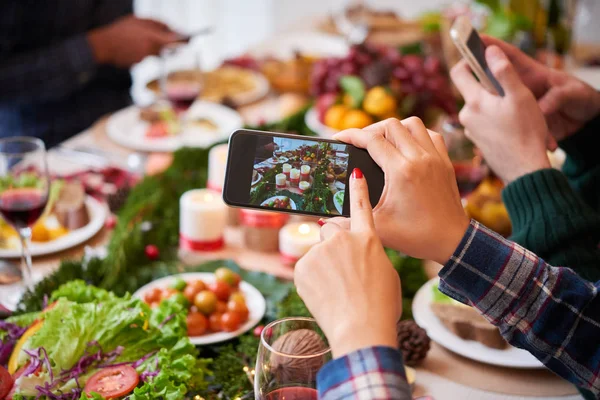 Mulher Usando Smartphone Para Tirar Fotos Decorações Mesa Jantar Natal — Fotografia de Stock