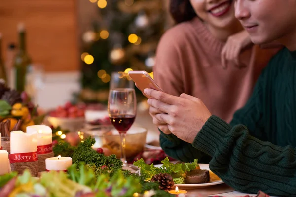 Casal Assistindo Algo Smartphone Durante Celebração Natal — Fotografia de Stock