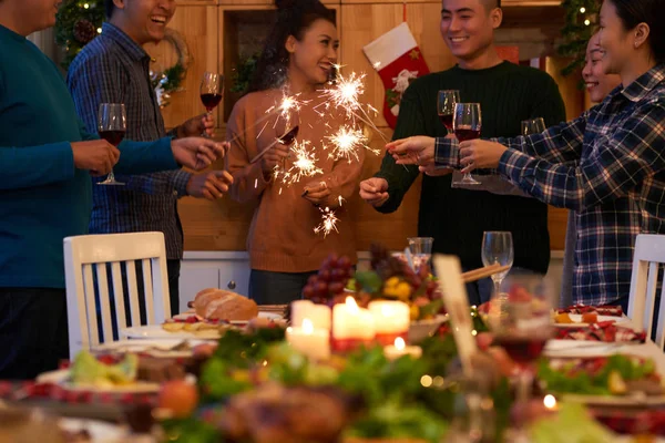 Gruppo Giovani Vietnamiti Con Scintille Che Festeggiano Natale — Foto Stock