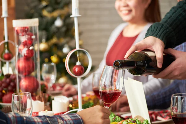 Uomo Versando Vino Rosso Bicchieri Ospiti Cena — Foto Stock