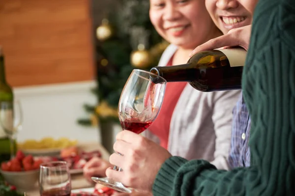 Homem Copo Enchimento Com Vinho Tinto Mesa Jantar Férias — Fotografia de Stock