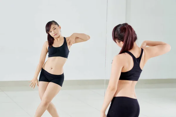 Retrato Una Bailarina Joven Bonita Ensayando Movimientos Baile Frente Espejo — Foto de Stock