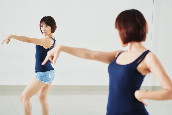 Profile View Middle Aged Asian Woman Practicing Contemporary Dance While — Stock Photo, Image