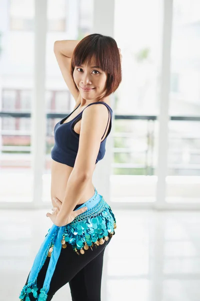 Atractiva Bailarina Del Vientre Posando Para Fotografía Con Una Sonrisa —  Fotos de Stock