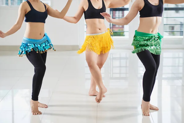 Grupo Mujeres Jóvenes Reunidas Amplio Salón Baile Realizando Movimiento Danza — Foto de Stock
