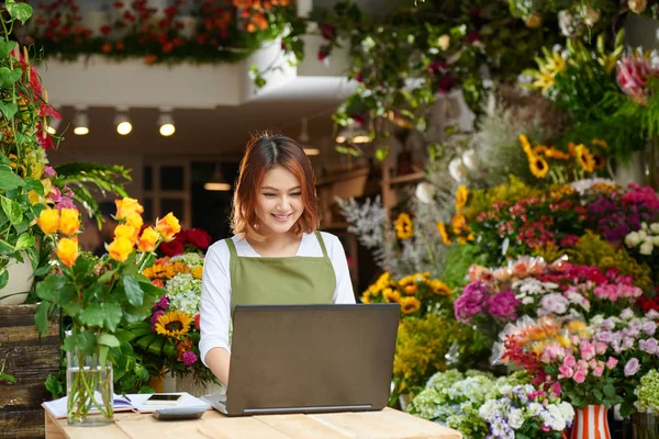 Proceso Trabajo Floristería Moderna Vendedora Bastante Joven Con Sonrisa Encantadora — Foto de Stock