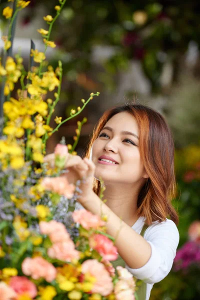 Talentoso Florista Jovem Com Sorriso Encantador Fazendo Buquê Flores Coloridas — Fotografia de Stock