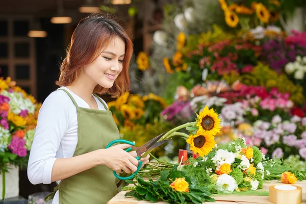 Asiatiska Florist Kvinna Stående Trä Counter Och Skärande Stjälkar Blommor — Stockfoto