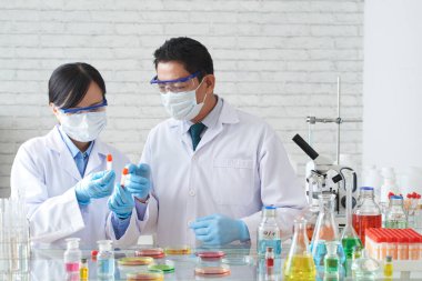 Tubesac testi sıvılarda tartışırken Vietnamca bilim adamlarının ekip