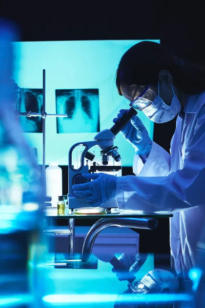 专业女性微生物学显微镜在实验室中的应用 — 图库照片
