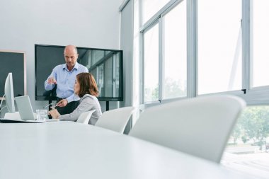 İş kadın meslektaşım açıklayan iş yürütme