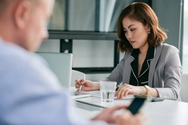Oldukça Vietnam iş kadını mali belgelerin incelenmesi