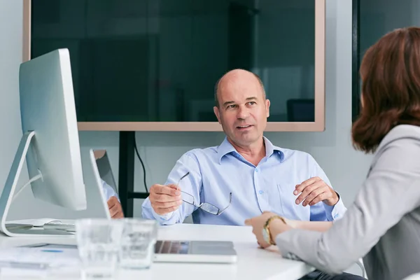 Zakenman Praten Met Vrouwelijke Collega Kantoor — Stockfoto