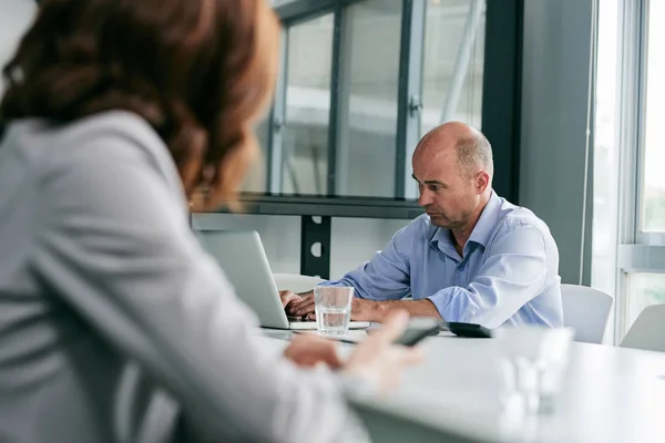 Skoncentrowany Biznesmen Pracujący Laptopie Biurze — Zdjęcie stockowe