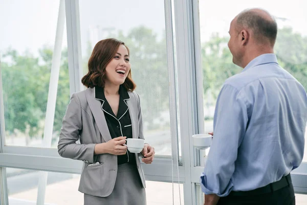 Compañero Trabajo Tomando Café Charlando Riendo — Foto de Stock