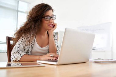 Modern dizüstü bilgisayarda Internet sörf uzun kıvırcık saçlı güzel genç kadın