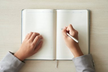 Onu planlayıcısı yazma iş kadını yukarıdan görüntülemek