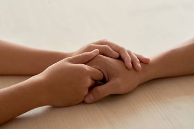 Kadının erkek arkadaşı güven verici ellerini yakın çekim görüntüsü