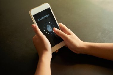 İdefication için smartphone ekran dokunmadan kişinin elleri