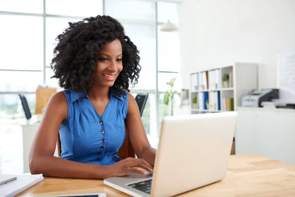 Hübsche Junge Designerin Mit Charmantem Lächeln Mit Laptop Während Sie — Stockfoto