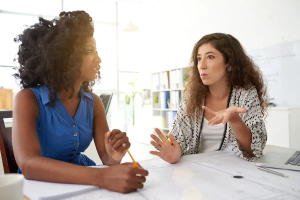 Multi Etnische Groep Van Mooie Jonge Managers Bespreken Gezamenlijk Project — Stockfoto