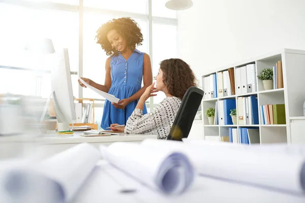 Sonriente Joven Gerente Consultando Con Superior Mientras Pasa Día Trabajo — Foto de Stock