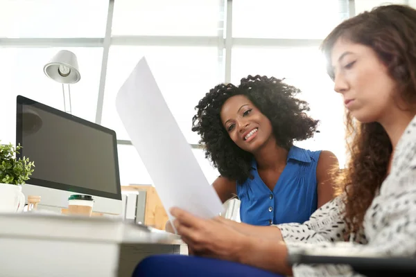 Twee Mooie Collega Zitten Aan Bureau Voorbereiding Van Jaarrekening Panoramische — Stockfoto