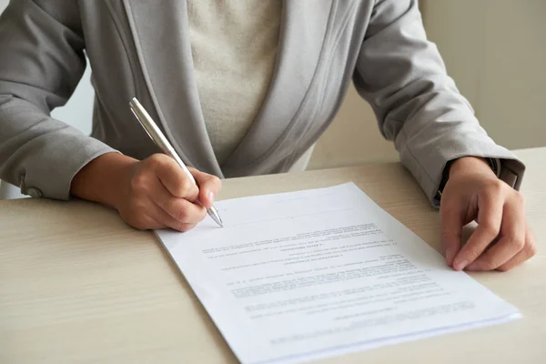 Bijgesneden Afbeelding Van Ondernemer Zakelijk Contract Ondertekening — Stockfoto