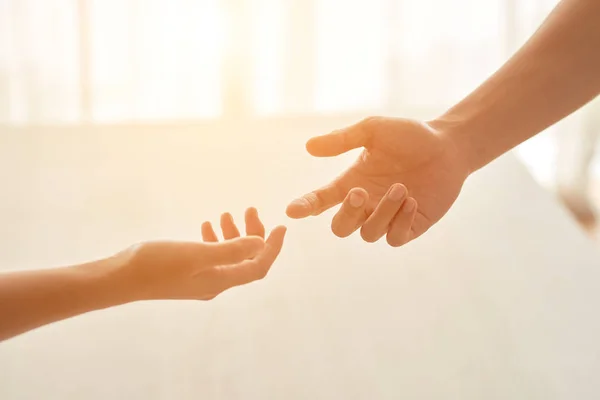 Uitgestrekte Handen Van Twee Mensen Selectieve Aandacht — Stockfoto