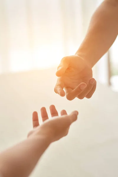 Mannelijke Vrouwelijke Handen Gestrekt Richting Naar Elkaar — Stockfoto