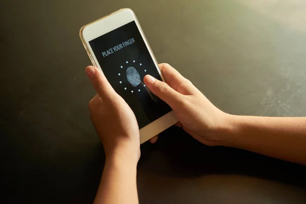 Manos Persona Tocando Pantalla Del Teléfono Inteligente Para Ideficación — Foto de Stock