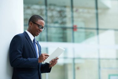 Tablet bilgisayarda okuma bilgi işadamı gülümseyen