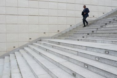 Merdivenlerden aşağı gidiş Afrikalı-Amerikalı iş yürütme