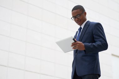 E-posta onun dijital tablet okuma genç iş yürütme