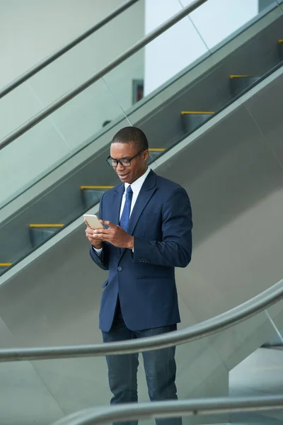 Afro Amerikaanse Zakenman Permanent Roltrap Lezen Messaged Zijn Smartphone — Stockfoto