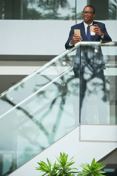 Vrolijke Zakenman Met Smartphone Genieten Van Koffie Ochtend — Stockfoto