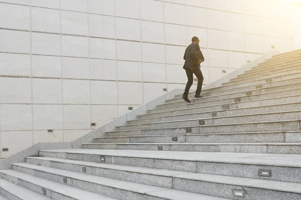 Поспішаючи Бізнесмен Біжить Порожніми Сходами — стокове фото