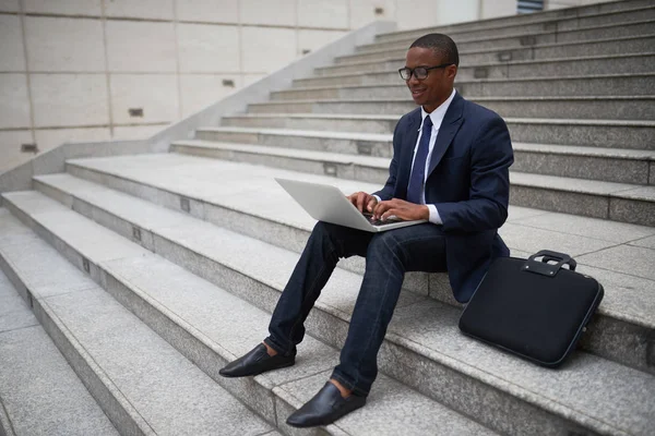 Glimlachend Jonge Zakenman Zittend Stappen Die Laptop Werkt — Stockfoto