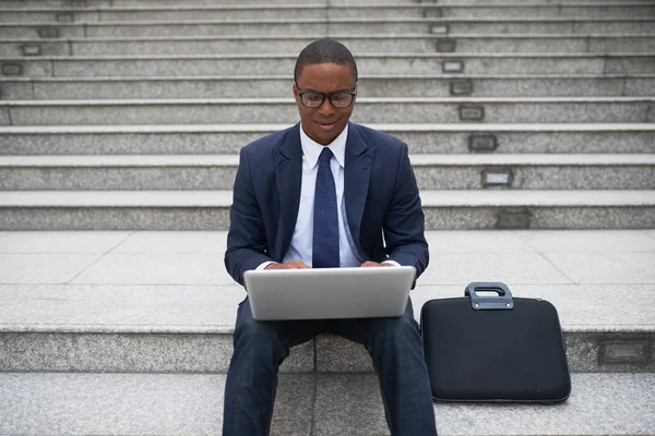 야외에서 노트북에 아프리카계 미국인 — 스톡 사진